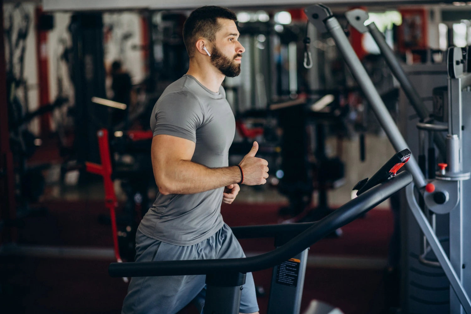 Strong man doing cardio in gym